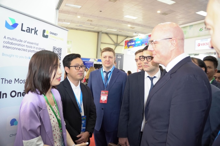 Deputy Prime Minister of the Russian Federation visits AHT Tech at Vietnam Expo 2023